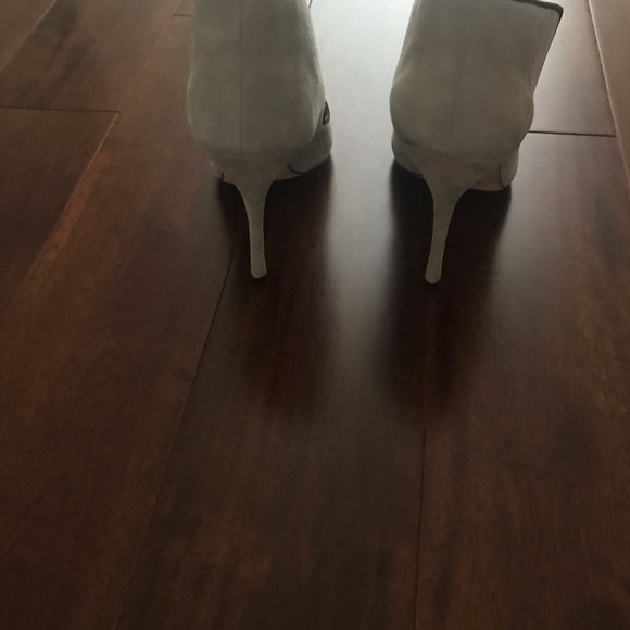 Manolo Blahnik Espedal suede high-collar pump - Picture 5 of 8